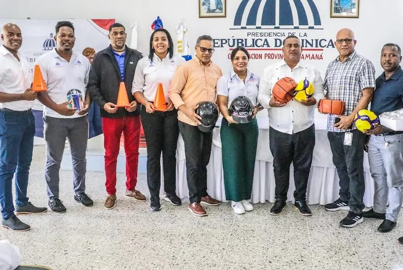 Profesores de Semaná recibiendo las autilerías deportivas.