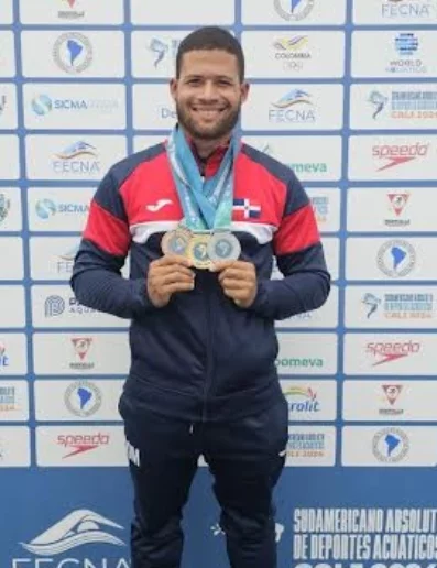 Frandiel Gómez, muestra las medallas conquistadas.