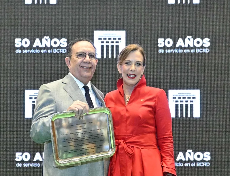 Héctor Valdez Albizu recibe su reconocimiento.