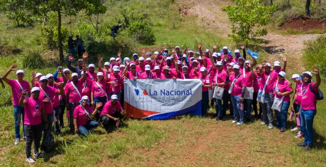 Los colaboradores en la jornada de reforestación.