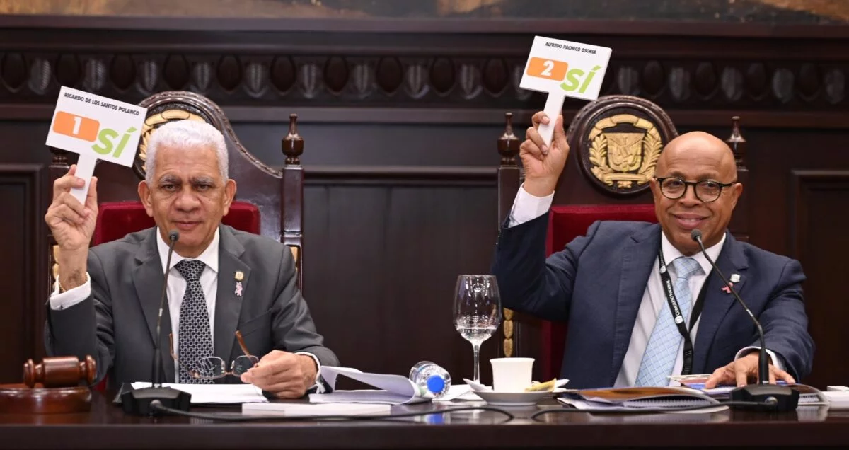 Ricardo de los Santos y Alfredo Pacheco mientras votaban ayer por uno de los puntos de la reforma a la Constitución.