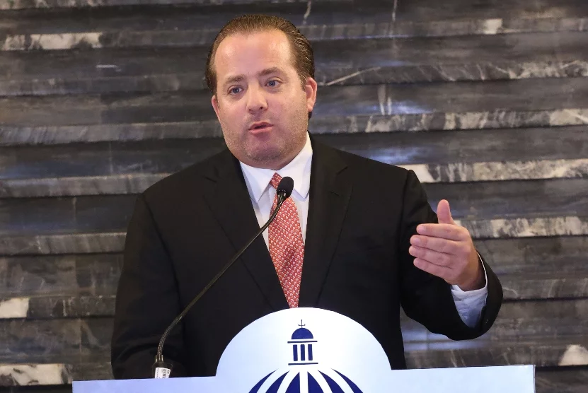 El ministro conversó con los medios al término de la reunión.