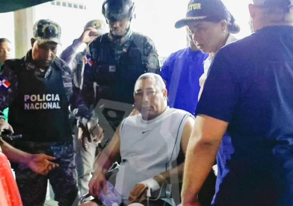 El  coronel Ricardo Bidó recibe atenciones médicas en el Hospital de la Policía.
