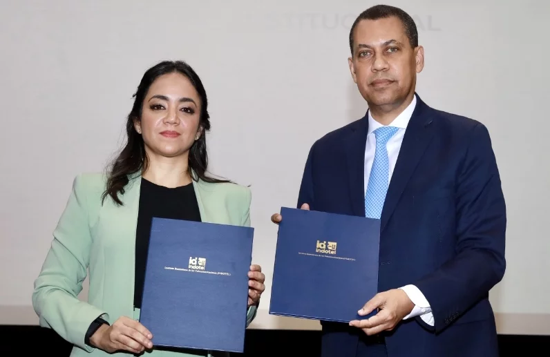 Faride Raful y Guido Gómez Mazara firmaron acuerdo.