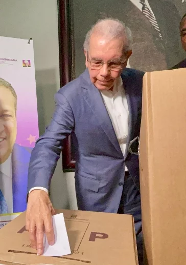 Medina mientras votaba en proceso del PLD.