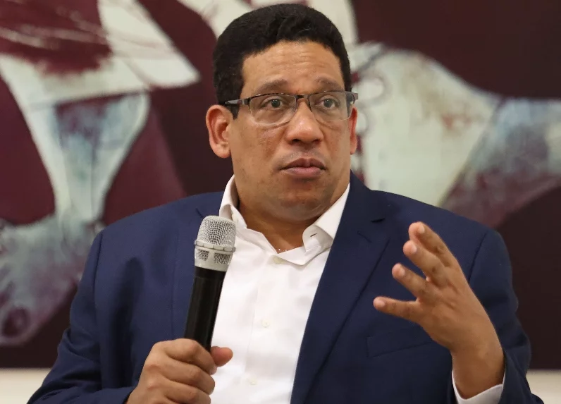 Carlos Pimentel permanecerá en Compras y Contrataciones.