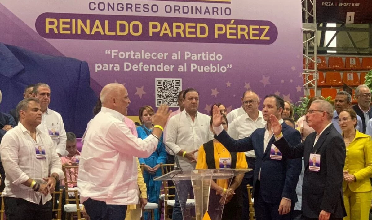 Jaime D. Fernández mientras juramentaba a Medina y Pujols como presidente y secrtetario