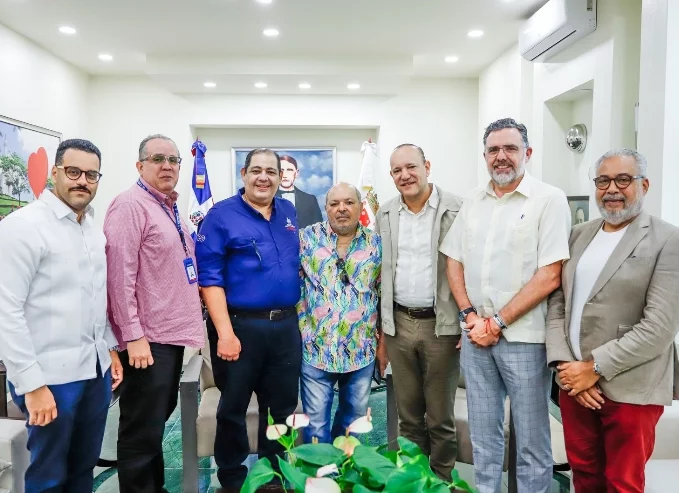 Ejecutivos de DO Sostenible durante la reunión con el alcalde Ulises Rodríguez.