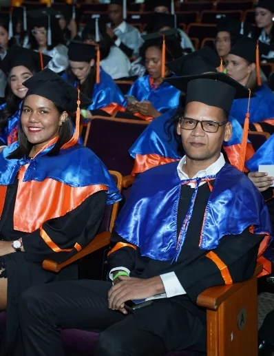 Algunos de los graduados por Universidad APEC.