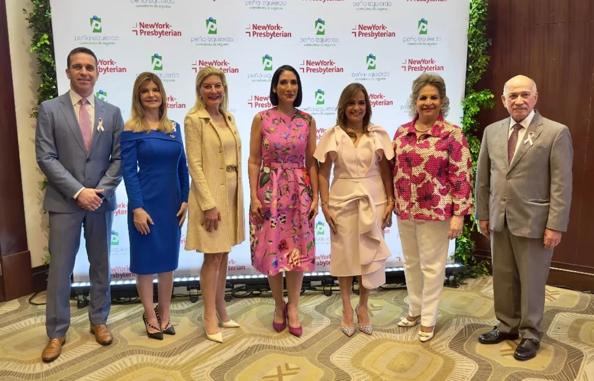 Raquel Arbaje, junto a  Rache Simmons, Laura Peña, Alexandra Izquierdo y otros .
