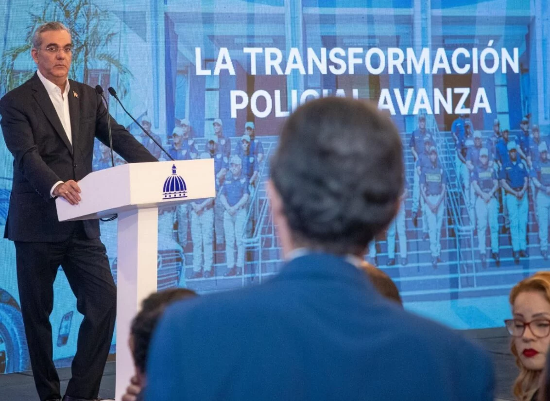 Momentos en que el Presidente respondía  las preguntas de los presentes.  Alberto Calvo