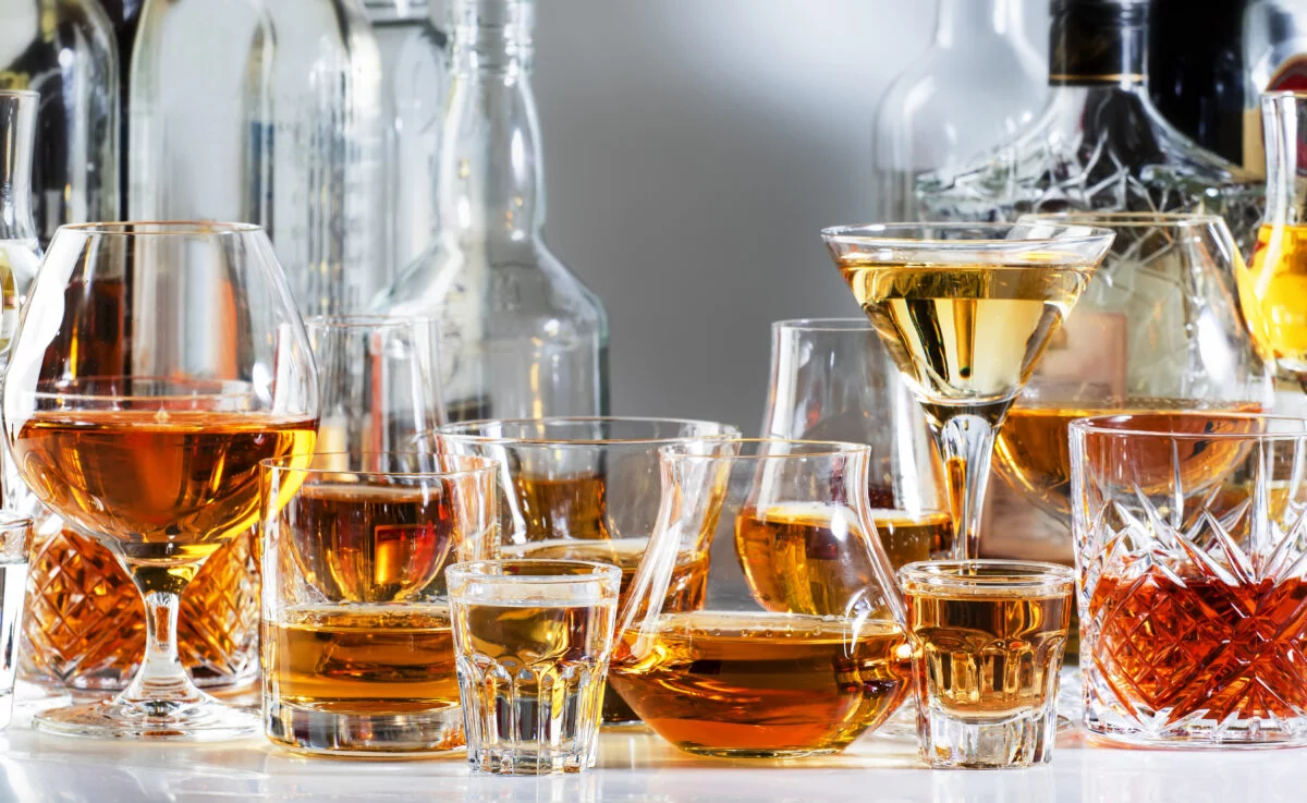 Strong alcohol drinks, hard liquors, spirits and distillates ise