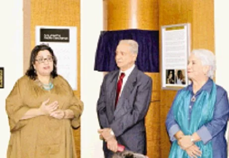 Luisa de Peña  junto a los  hijos de la catedrática.