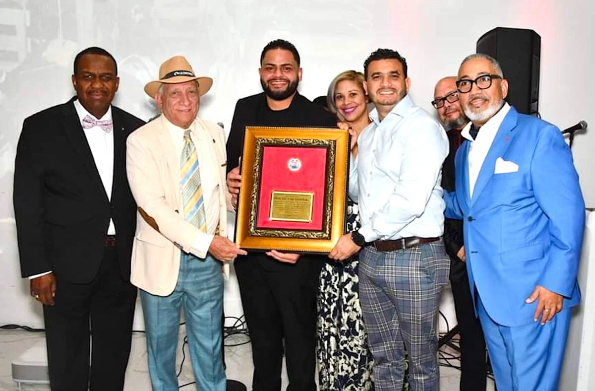 Foto 2 – Victor Espinal recibe reconocimiento de la Fundacion Villa Consuel New York junto a su hijo Román Espinal