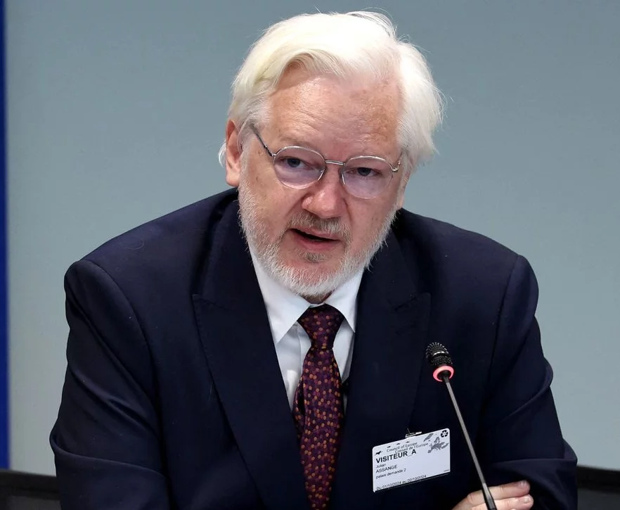 Julian Assange se consideró un “preso político.