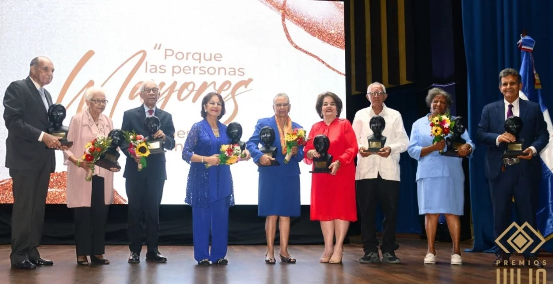 Las personalidades reciben sus bustos que lo acredita como ganadores.