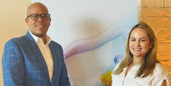 Kreilin López, oncólogo clínico, y la doctora  Jordana Zalcman.