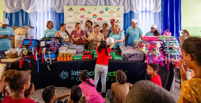 Ejecutivos de la fundación entregan los útiles escolares.