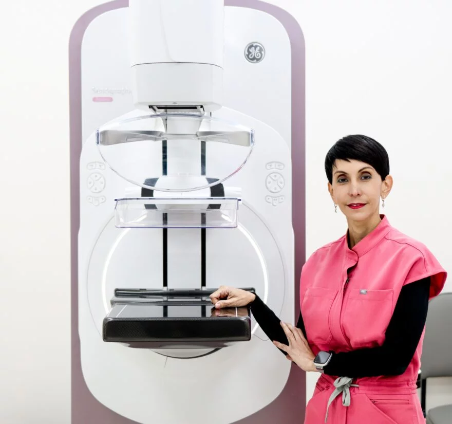 María Ysabel González muestra el Mamógrafo GE Pristina.