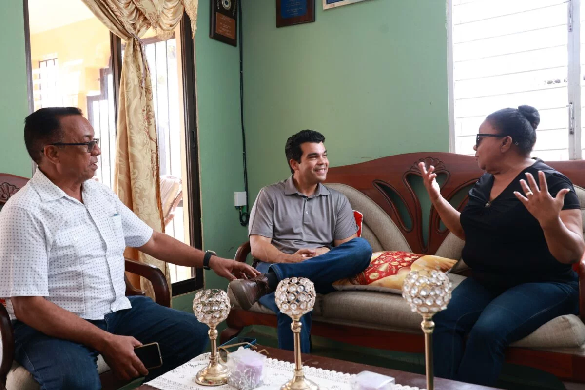 El titular de Inapa, Wellington Arnaud, durante su visita a una de las comunitarias de las Guáranas. Fuente externa