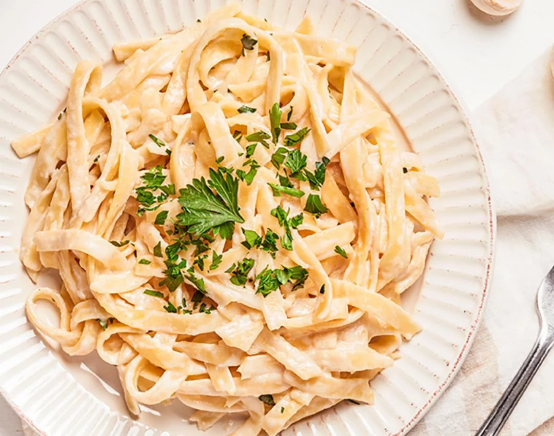 cc72869fabfc2bdfa036fd1fe0e2bad8_creamy_alfredo_pasta_long_left_1080_850