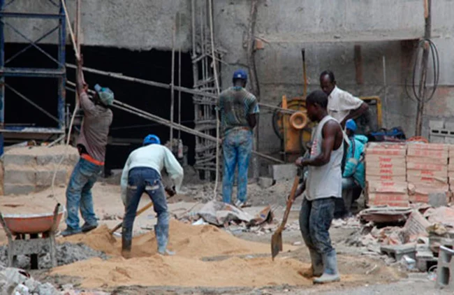 Haitianos trabajando construcción