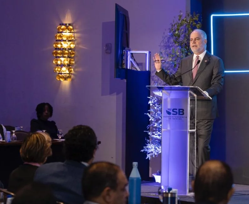 Alejandro Fernández W.,Superintendente de Bancos.