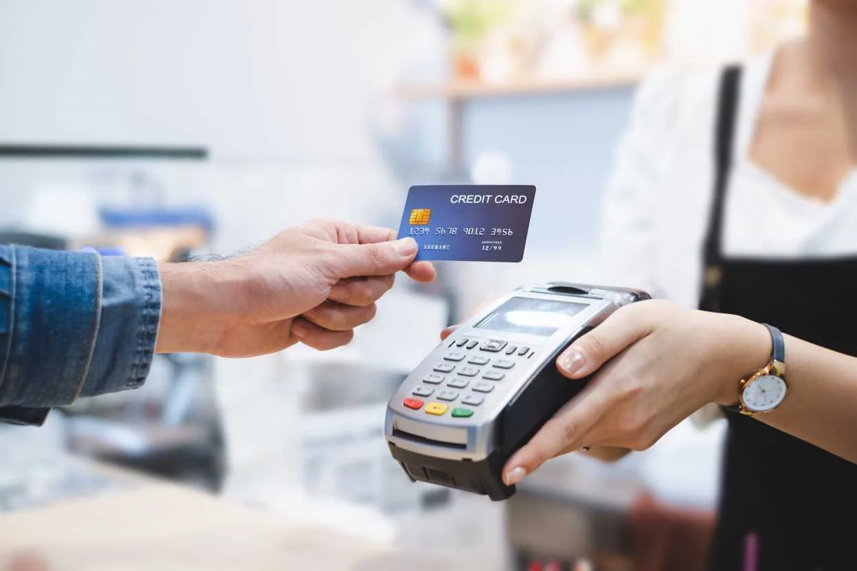 europapress-3523362-persona-pagando-tarjeta-credito-datafono-comercio