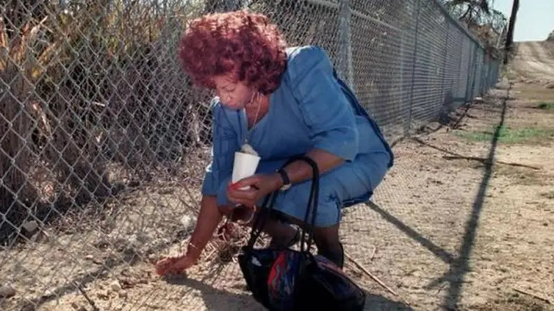 La Reina de la Salsa recogió tierra de Cuba a través de la valla de la base de Guantánamo.