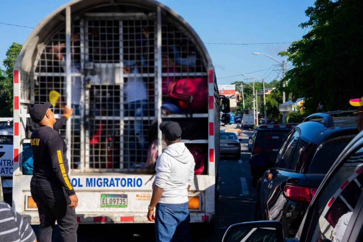 Migración sometió a la justicia a 8 dominicanos y 4 haitianos acusados de ilícitos como tráfico de migrantes, falsificación de documentos, rebelión a la autoridad, destrucción a la propiedad del Estado, estafa, robo y cohecho.
