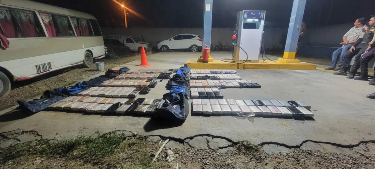 Paquetes con la presunta cocaína confiscada por las autoridades. Fuente externa