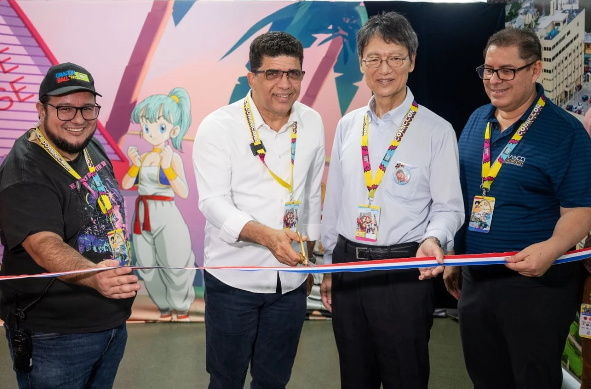 Organizadores junto al embajador de Japón, Masahiro Takagi,  y el alcalde Dío Astacio.