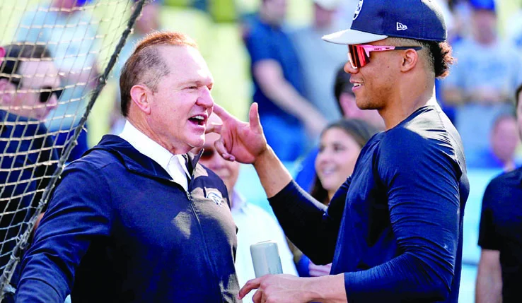El dominicano Juan Soto, derecha,  conversa su agente Scott Boras  durante la temporada.