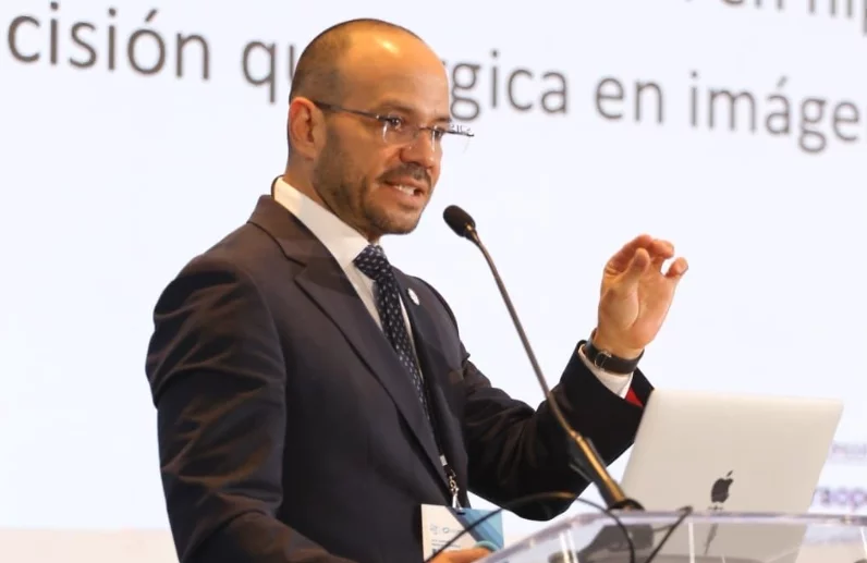 Cirujano endocrino, Juan Pablo Dueñas en jornada médica.