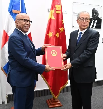 Alfredo Pacheco y Li Hongzhong en el encuentro.