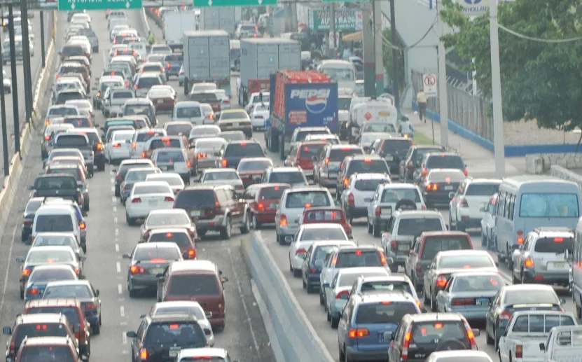 Vehículos durante horas pico en el Distrito Nacional