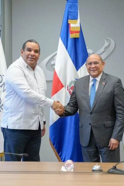 Edwar Veras  y Rafael Sántos durante  entrega de paneles.