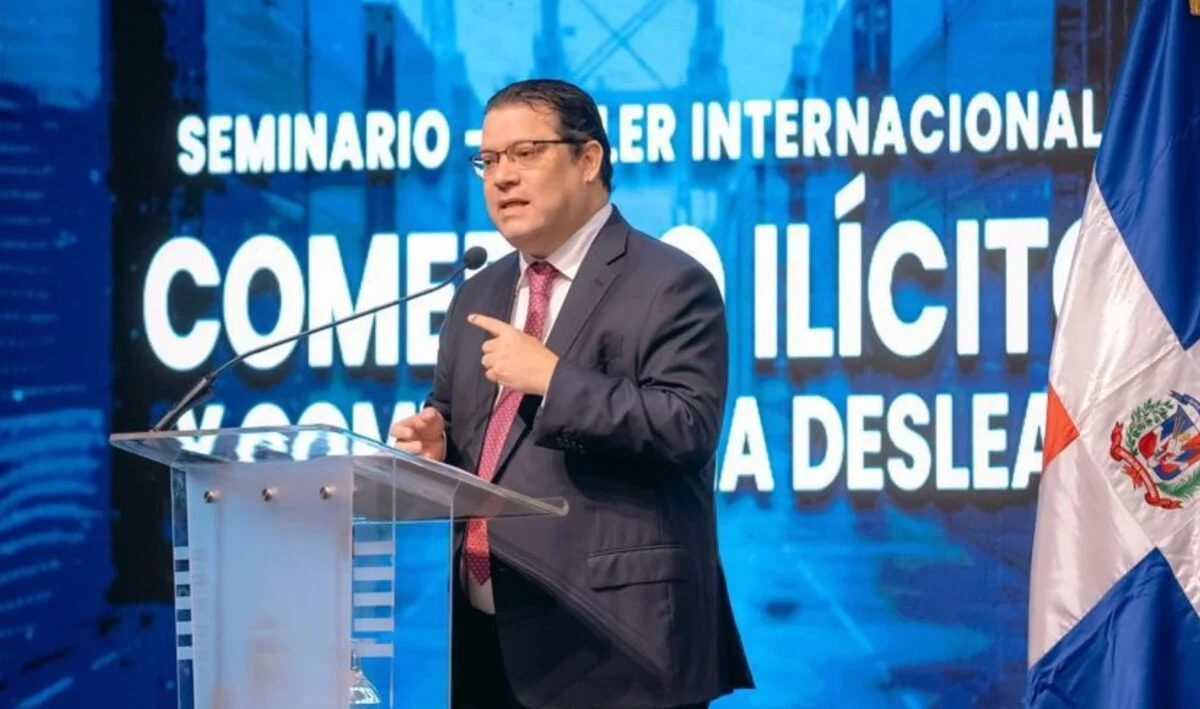 Eduardo Sanz Lovatón, titular de la Dirección General de Aduanas en el foro  con expertos locales e internacionales.
