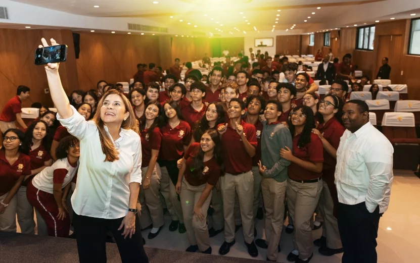 Carolina Mejía durante el conversatorio con estudiantes.
