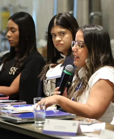 Grupo de participantes en el foro.