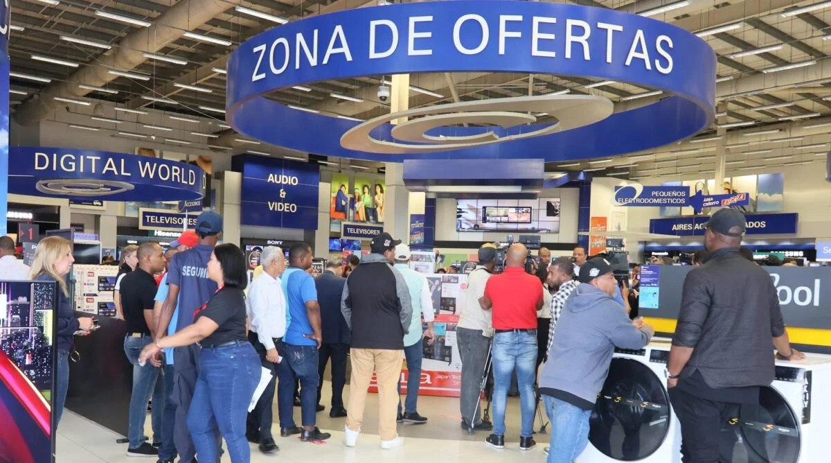 El flujo de personas en las calles   intensificó el transitó en algunas áreas de la ciudad en la que se observó desde la mañana mayor cantidad de agente.     E Tapia