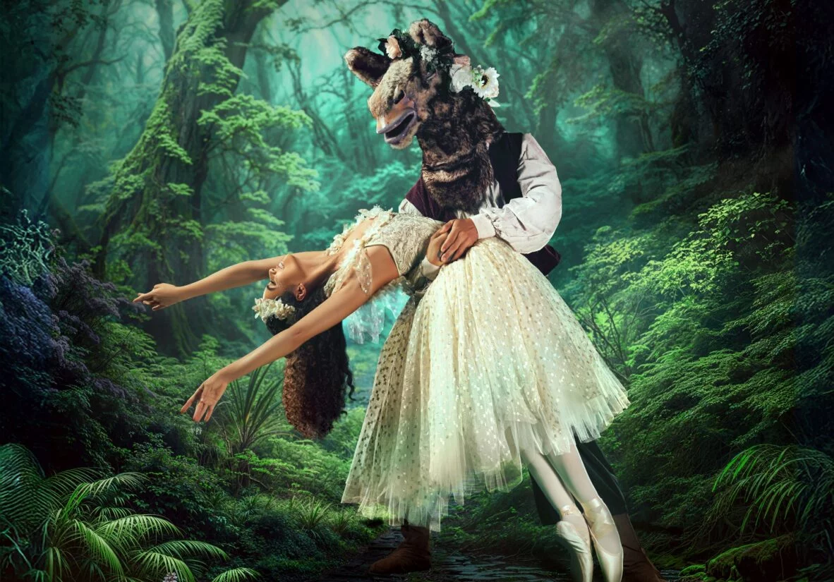 Una escena del espectáculo artístico Sueño de una noche de verano que se presentará del 6 al 8 de diciembre, en el Teatro Nacional Eduardo Brito.