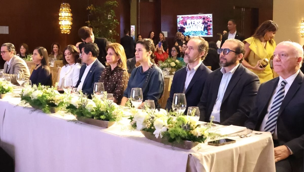 Raquel Peña participa  en   panel junto a personalidades  participantes. Francisco José
