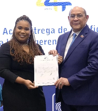 Santos encabezó entrega de certificados.