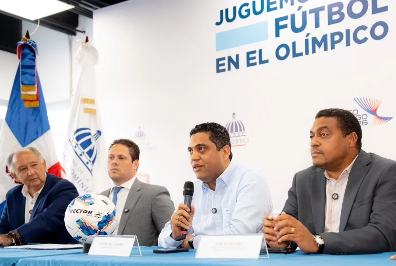 El ministro de Deportes, Kelvin Cruz, anuncia la actividad.