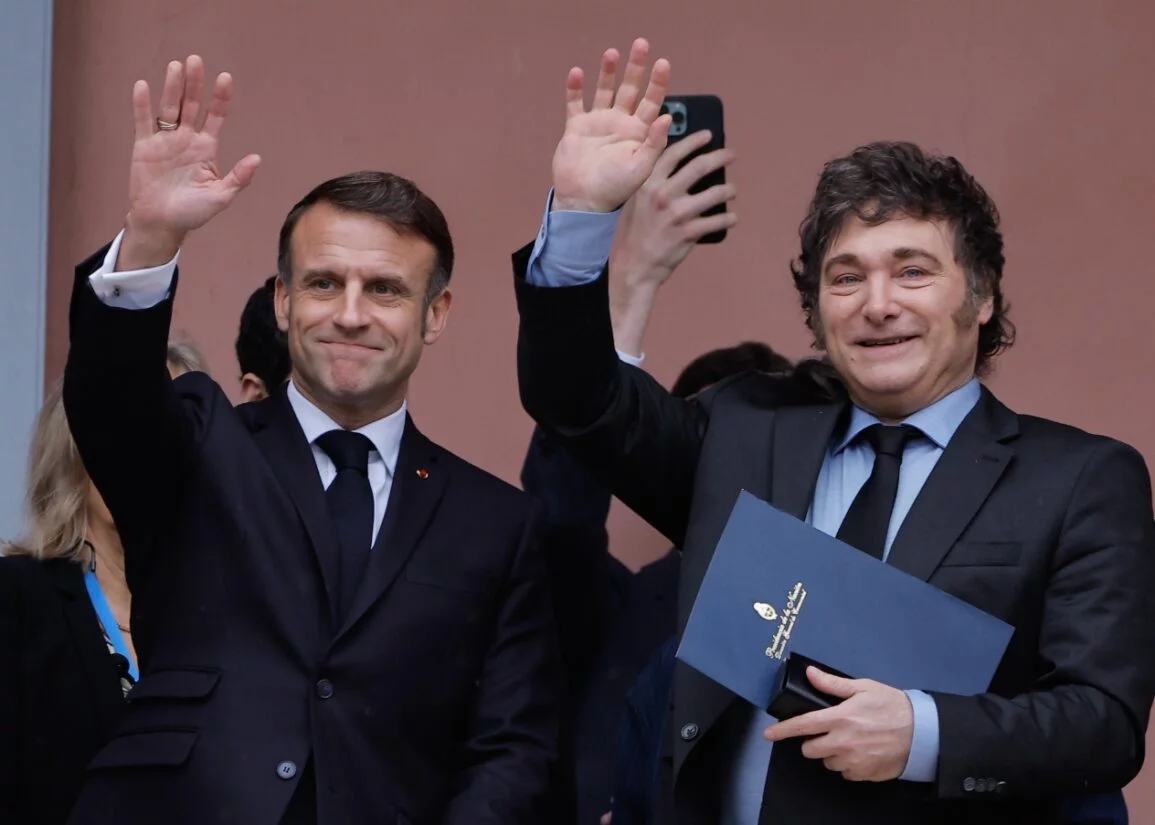 Macron sale al balcón de la Casa Rosada junto a Milei para saludar al público