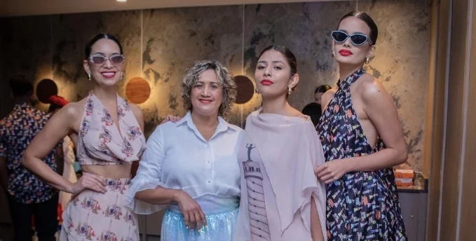 La diseñadora dominicana María Luz Rivas junto a algunas de las modelos.