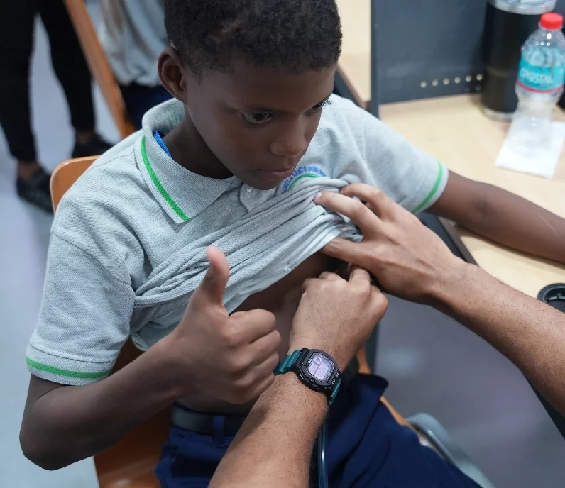 Paciente siendo evaluado por médico.