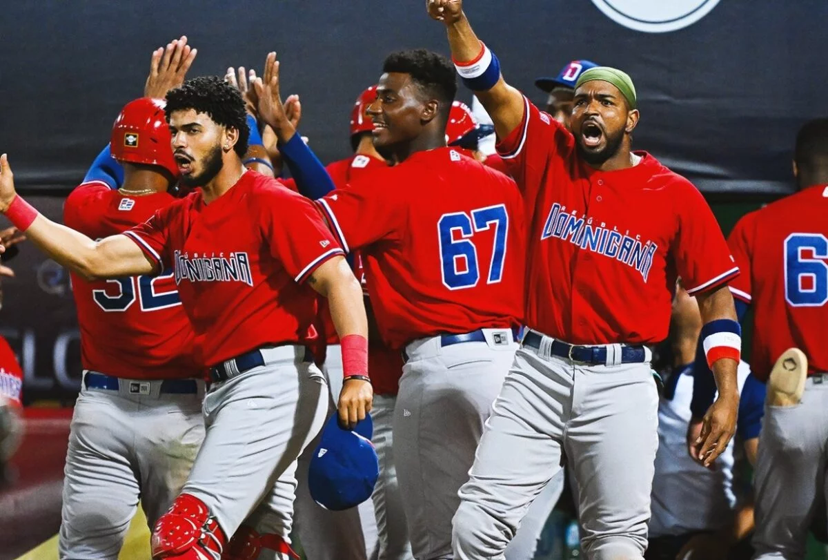 Los jugadores dominicanos celebran luego de anotar una carrera frente a Cuba.