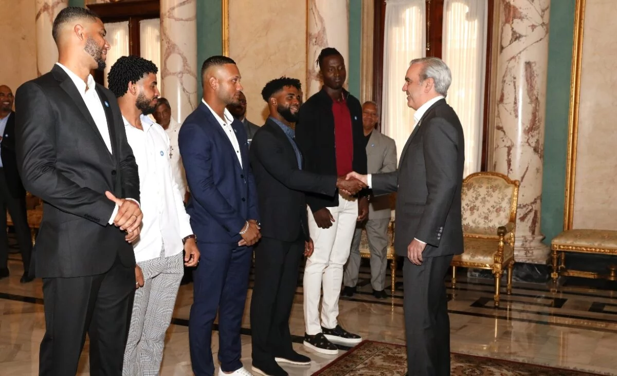 El presidente Luis Abinader despide a los jugadores dominicanos en el Palacio Nacional.